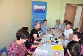 Pokaż zdjęcie: podpisywanie umowy pomiędzy Państwowym Funduszem Rehabilitacji Osób Niepełnosprawnych, a Polskim Towarzystwem Stwardnienia Rozsianego