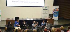 Pokaż zdjęcie: Panel dyskusyjny podczas konferencji (NIE)DYREKTYWNIE