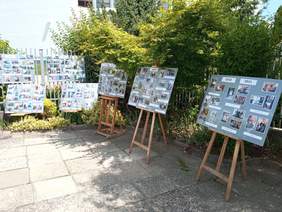 Pokaż zdjęcie: 25-lecie WTZ przy Dywizjonu 303 w Krakowie, tablice ze zdjęciami ukazującymi historię WTZ