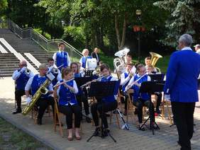 Pokaż zdjęcie: Orkiestra wita gości