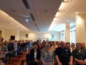 Pokaż zdjęcie: Widok sali o strony pierwszego rzędu. 