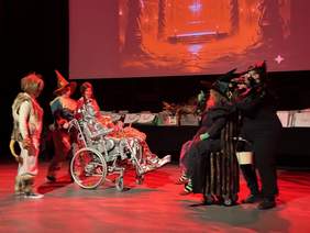 Pokaż zdjęcie: Na scenie widoczni uczestnicy spektatklu w trakcie odgrywania roli scenicznej