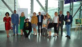 Pokaż zdjęcie: Artysta Stanisław Kmiecik z uczestnikami wernisażu