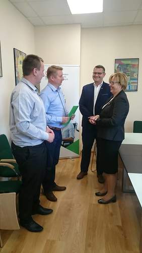 Pokaż zdjęcie: Przekazanie umowy Zarządowi Powiatu Myślenickiego