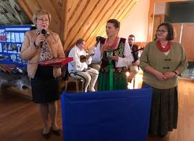 Pokaż zdjęcie: Dyrektor Marta Mordarska przekazała gratulacje i podziękowania Prezes Czesławie Cieniawskiej