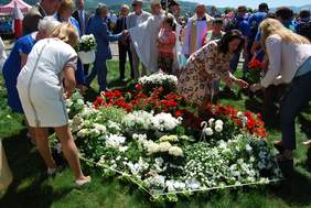 Pokaż zdjęcie: Układanie kwiatowej mapy Polski