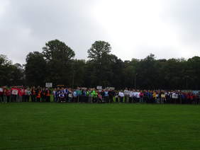 Uczestnicy Olimpiady zebrani na stadionie