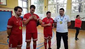 Pokaż zdjęcie: Krakowscy piłkarze z klubu Tyniecka Nie Widzę Przeszkód od uczniów Szkoły Podstawowej z Oddziałami Integracyjnymi nr 12 im. Janusza Korczaka w Krakowie otrzymali pamiątkowe medale