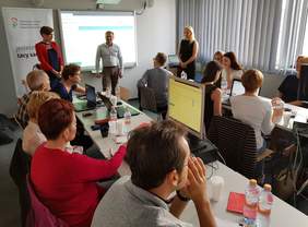 Pokaż zdjęcie: Anna Skupień, dyrektor Oddziału Wielkopolskiego PFRON przywitała uczestników szkolenia warsztatowego w Poznaniu z wdrażania Systemu SOW