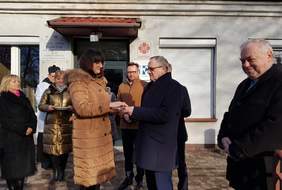 Pokaż zdjęcie: Dyrektor Oddziału Świętokrzyskiego PFRON Andrzej Michalski przekazuje klucze do samochodu dyrektorce ŚDS