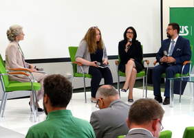 Pokaż zdjęcie: Prezes Dorota Habich i dyrektor Krzysztof Czechowski (PFRON), dyrektor Anna Sójka (ZUS) i dr hab. Grażyna Spytek-Bandurska (UW) 