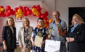 Pokaż zdjęcie: Trzy kobiety i jeden mężczyzna stoją na zdjęciu i wszyscy są uśmiechnięci i ubrani odświętnie, a mężyczna i kobieta z ŚDS trzymają w rękach nagrody PFRON