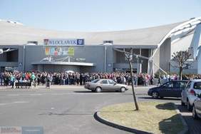 Odwiedzający targi przed wejściem do Hali Mistrzów