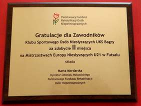 Pokaż zdjęcie: Gratulacje Marty Mordarskiej, dyrektor Oddziału Małopolskiego PFRON dla Drużyny UKS Bagry
