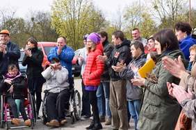 Społeczność WTZ-u w Tucholi podczas uroczystego oddania busa do ich dyspozycji