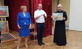 Pokaż zdjęcie: od lewej: dyrektor Marta Mordarska, ks. Damian Migacz oraz ks. Czesław Paszyński