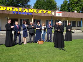 Pokaż zdjęcie: Powiatanie zebranych przez ks. Stanisława Słowika