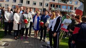 Pokaż zdjęcie: uroczystości odsłonięcia tablic przez Anitę Włodarczyk dwukrotną złotą medalistkę olimpijską oraz Pawła Piotrowskiego złotego medalistę Igrzysk Paraolimpijskich