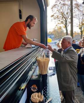 Pokaż zdjęcie: Marek Krobicki - prezez Bonifraterskiej Fundacji Dobroczynnej na otwarciu frytek belgijskich