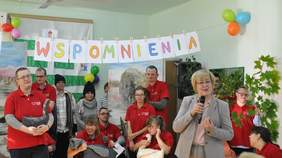 Pokaż zdjęcie: Marta Mordarska, Dyrektor Małopolskiego Oddziału PFRON podczas wydarzenia pn. „Drugi przegląd sztuki osób niepełnosprawnych dla społeczności lokalnej” 
