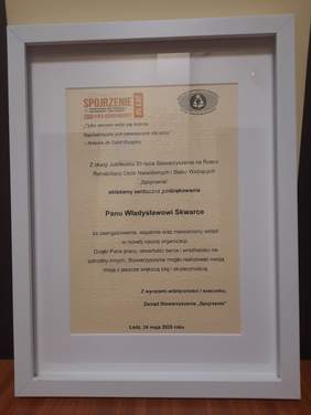 Pokaż zdjęcie: Na zdjęciu znajduje się sfotografowany dyplom dla dyrektora Łódzkiego Oddziału PFRON. 