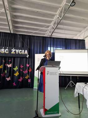 Pokaż zdjęcie: Początek konferencji, część oficjalna i powitanie gości. Przy mównicy stoi dyrektor PZPSW w Hrubieszowie.