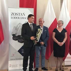 Pokaż zdjęcie: Jacek Guzicki Dyrektor Biura Spółki Międzynarodowego Portu Lotniczego  im. Jana Pawła II w Krakowie odbiera wyróżnienie w kategorii Przyjazna Przestrzeń