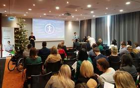 Pokaż zdjęcie: Wystąpienie Anny Skupień, dyrektor Oddziału Wielkopolskiego PFRON podczas konferencji pt. „Wizja - Wiedza - Wsparcie czyli WWW o dostępności przestrzeni społecznej”