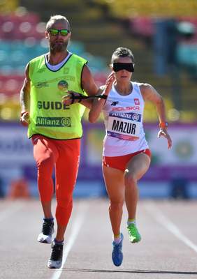 Pokaż zdjęcie: Joanna Mazur z przewodnikiem Michałem Stawickim  - 2 złote medale w biegu na 1500 i 400 metrów, srebrny medal w biegu na 200 metrów, brązowy medal w biegu na 100 metrów. 