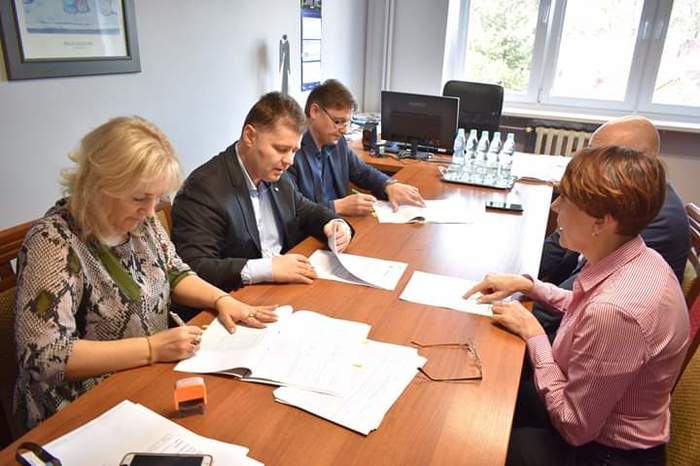 Pokaż zdjęcie: Podpisanie umowy na realiz. progr. "Rehabilitacja 25 plus""