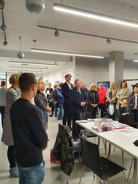 Pokaż zdjęcie: Powiatanie uczestników Forum