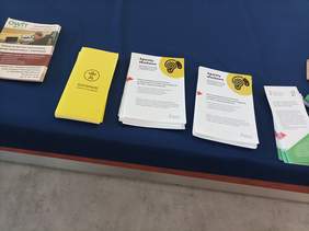 Pokaż zdjęcie: Ulotki i materiały informacyjne PFRON leżące na stole