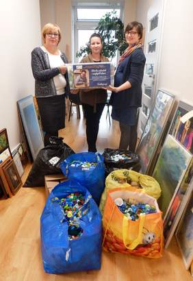 Pokaż zdjęcie: od lewej: Marta Mordarska – dyrektor Oddziału Małopolskiego PFRON, Paulina Surman – prezes Stowarzyszenia „Tęcza” oraz Agata Krzyżek – kierownik ŚDS przy Stowarzyszeniu „Tęcza”