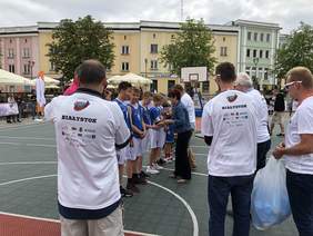 Grażyna Bogdańska p.o. dyrektora Oddziału Podlaskiego PFRON dekoruje młodych sportowców.