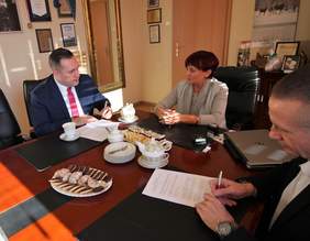 Pokaż zdjęcie: Przedstawiciele stron w trakcie podpisywania umowy.