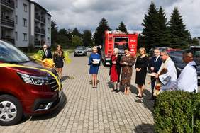 Pokaż zdjęcie: Przy busie marki Renault stoi grupa osób i czeka na poświęcenie auta