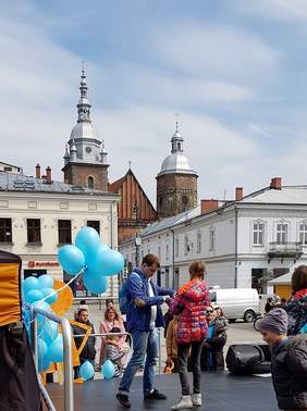 Pokaż zdjęcie: VI Przemarsz z okazji Światowego Dnia Autyzmu w Nowym Sączu-zabawy i pokazy na Rynku