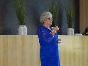 Pokaż zdjęcie: Przywitanie gości przez Anielę Gemba – Przewodnicząca Zarządu Koła Polskiego Stowarzyszenia Na Rzecz Osób z Niepełnosprawnością Koło w Skarszewach