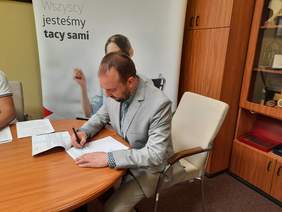 Pokaż zdjęcie: Podpisywanie umowy 