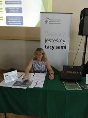 Pokaż zdjęcie: Pracownik PFRON obsługujący stonowisko informacyjne 