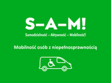 Tablica informujaca na temat programu S-A-M! Mobilność - od góry nazwa programu, pod spodem grafika samochodu z symbolem osoby na wózku inwalidzkim w środku