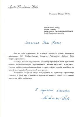 Pokaż zdjęcie: List od Małżonki Prezydenta RP pani Agaty Kornhauser-Dudy, w którym obejmuje swoim honorowym patronatem XVII edycję konkursu Sztuka Osób Niepełnosprawnych