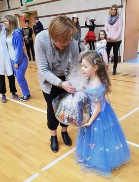 Pokaż zdjęcie: Marta Mordarska, Dyrektor Małopolskiego Oddziału PFRON z uczestnikami ntegracyjnego balu  „Radość Wasza - Radość Nasza” w Nowym Sączu