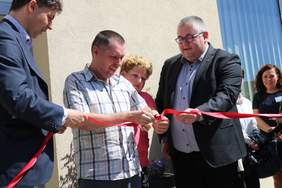 Pokaż zdjęcie: Uroczyste przecięcie wstęgi