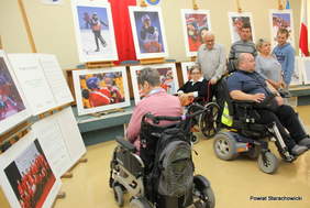 Pokaż zdjęcie: Podopieczni wtz, śds oraz dps na otwarciu wystawy „Pragnę zwyciężać”