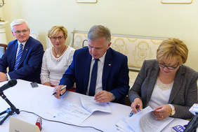 Pokaż zdjęcie: Podpisanie umowy przez dyrektor Martę Mordarską oraz starostę Romana Łucarza