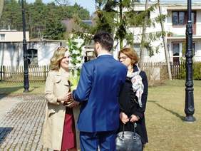 Kierownik WTZ-u Karczemka - Agnieszka Urbańska - przyjmuje gratulacje