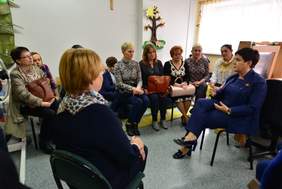 Pokaż zdjęcie: Premier Beata Szydło oraz dyrektor Marta Mordarska podczas rozmów z rodzicami podopiecznych Specjalnego Ośrodka Szkolno – Wychowawczego przy ul. Broniewskiego w Nowym Sączu