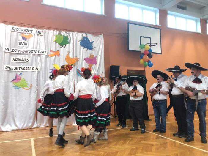 Przegląd artystyczny - uczestnicy konkursu tańczą, śpiewają i grają na instrumentach