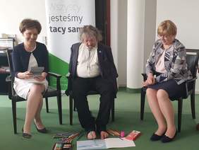 Pokaż zdjęcie: Od lewej: Prezes Marlena Maląg, artysta Stanisław Kmiecik oraz dyrektor Marta Mordarska 